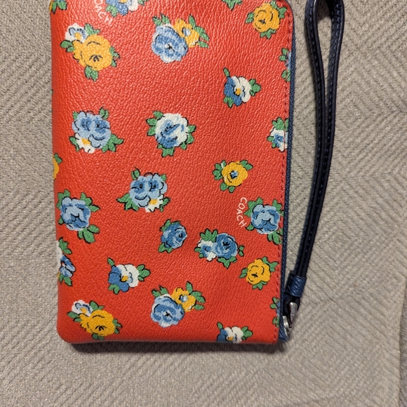 Coach Tea Rose Westie Corner Zip Wristlet - Picture 4 of 9